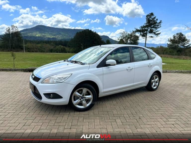 FORD - FOCUS - 2011/2012 - Branca - R$ 45.900,00