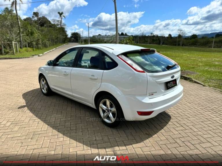 FORD - FOCUS - 2011/2012 - Branca - R$ 45.900,00