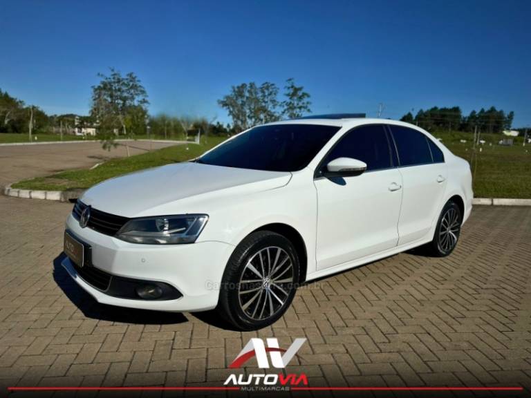 VOLKSWAGEN - JETTA - 2013/2014 - Branca - R$ 74.900,00
