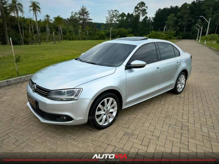 VOLKSWAGEN - JETTA - 2014/2014 - Prata - R$ 67.900,00