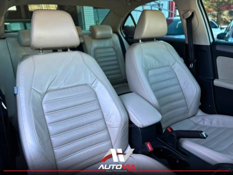 VOLKSWAGEN - JETTA - 2013/2014 - Branca - R$ 74.900,00