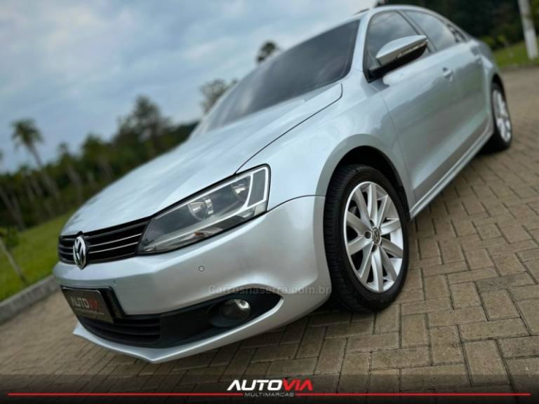 VOLKSWAGEN - JETTA - 2014/2014 - Prata - R$ 67.900,00