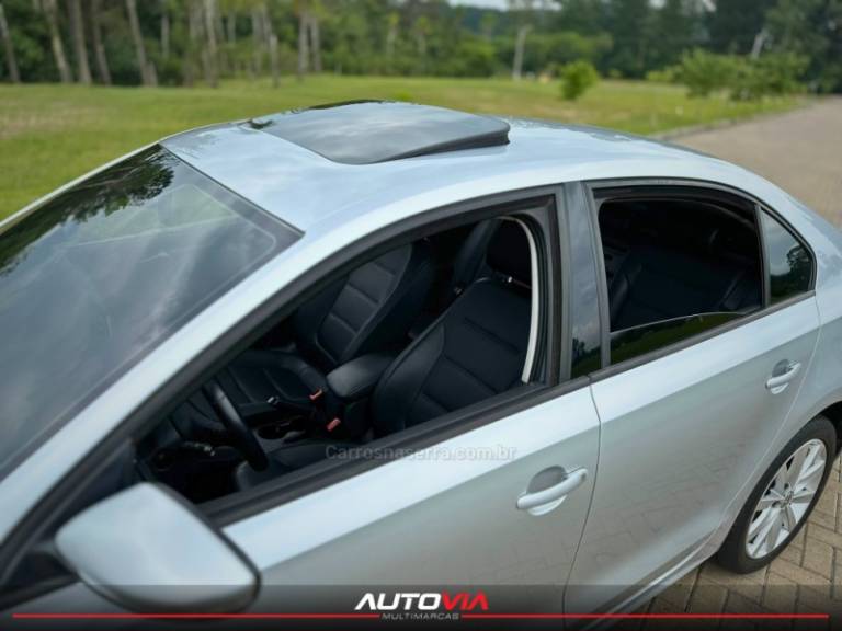 VOLKSWAGEN - JETTA - 2014/2014 - Prata - R$ 67.900,00