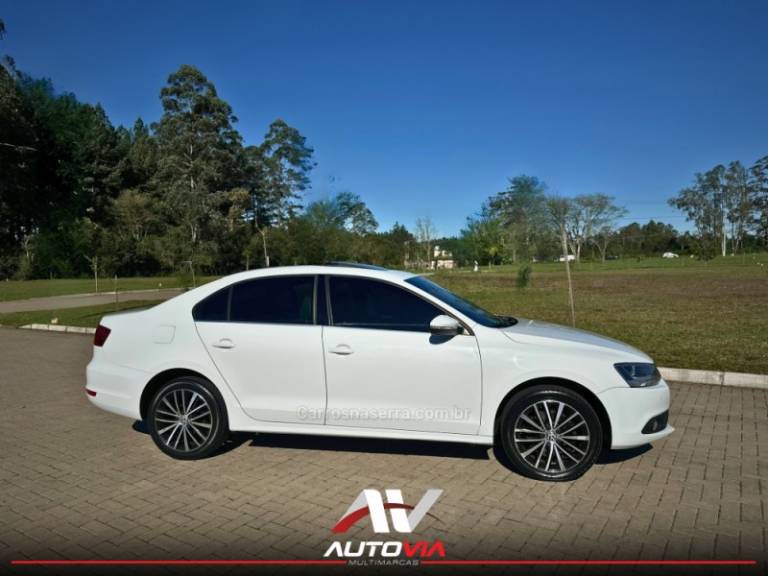 VOLKSWAGEN - JETTA - 2013/2014 - Branca - R$ 74.900,00
