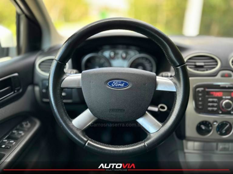 FORD - FOCUS - 2011/2012 - Branca - R$ 45.900,00