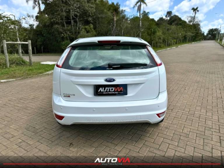 FORD - FOCUS - 2011/2012 - Branca - R$ 45.900,00