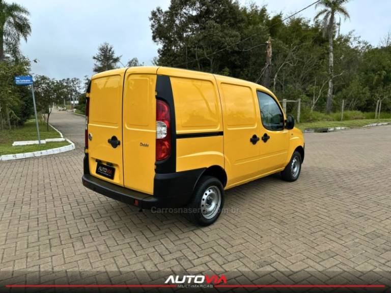 FIAT - DOBLÓ - 2015/2016 - Amarela - R$ 57.900,00
