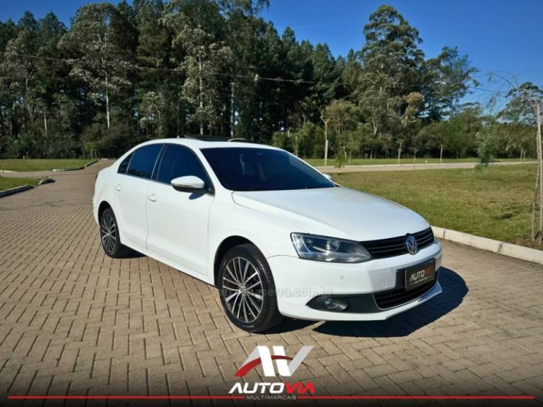 VOLKSWAGEN - JETTA - 2013/2014 - Branca - R$ 74.900,00