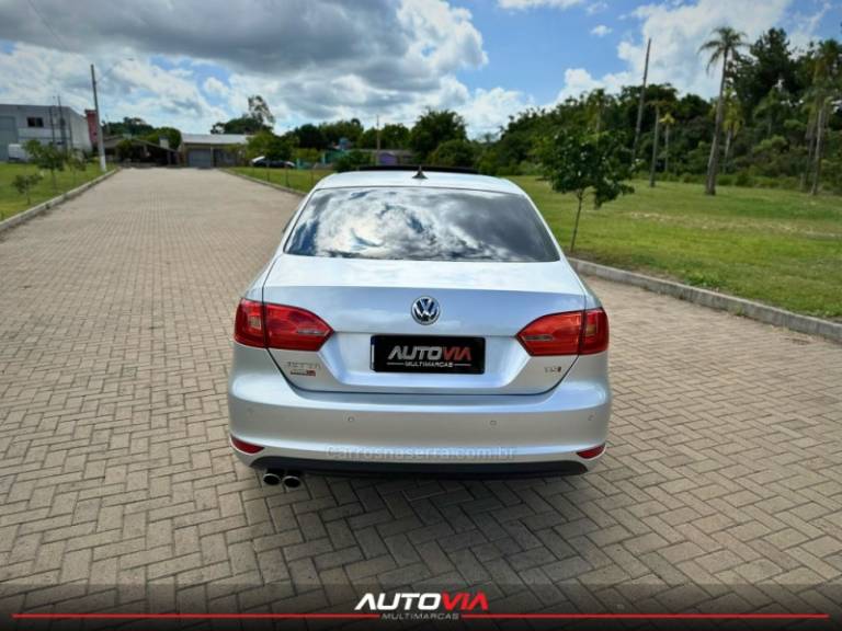 VOLKSWAGEN - JETTA - 2010/2011 - Prata - R$ 59.900,00