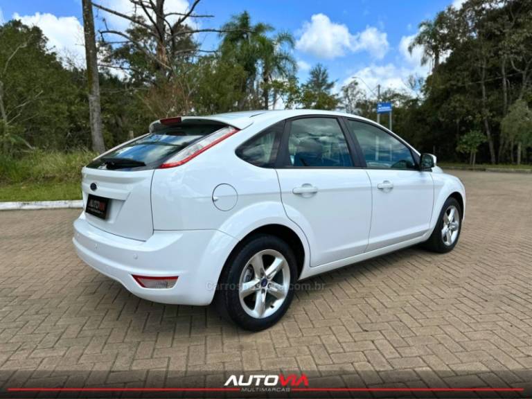FORD - FOCUS - 2011/2012 - Branca - R$ 45.900,00