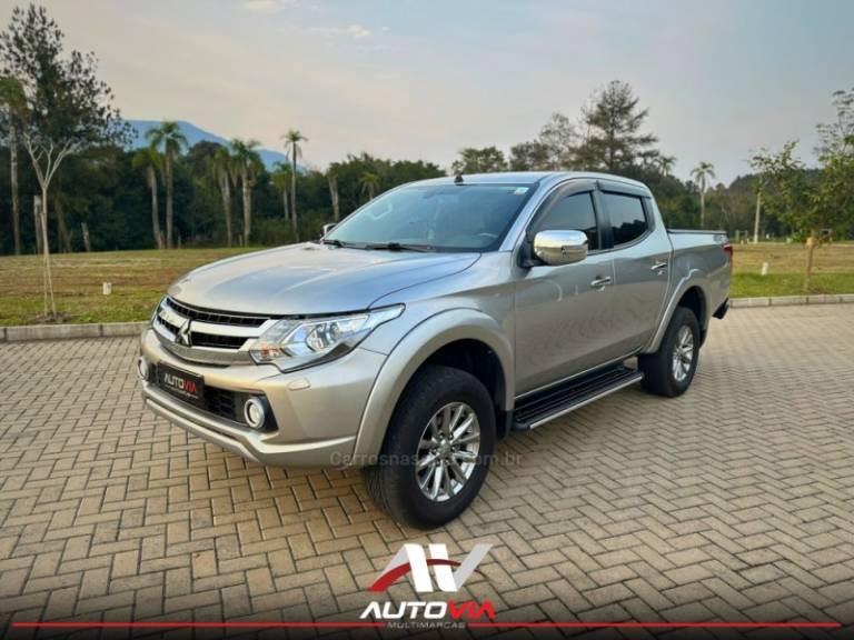 MITSUBISHI - L200 TRITON - 2018/2019 - Prata - R$ 165.900,00