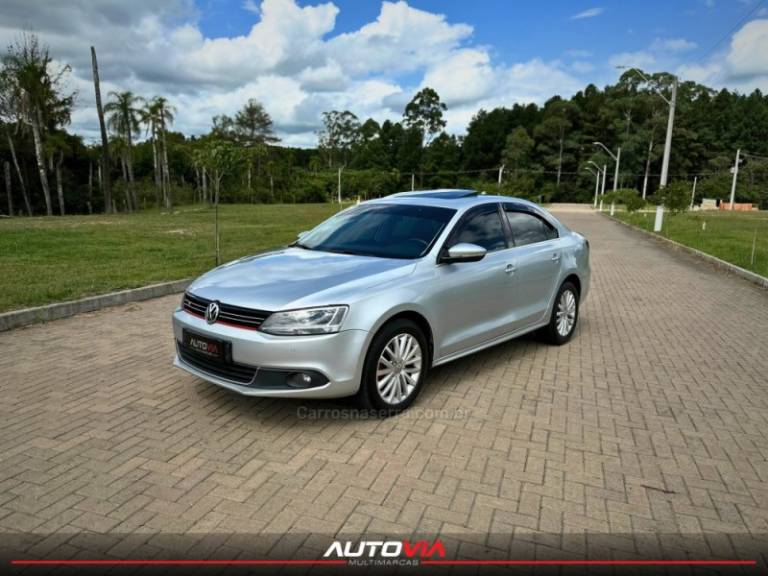 VOLKSWAGEN - JETTA - 2010/2011 - Prata - R$ 59.900,00