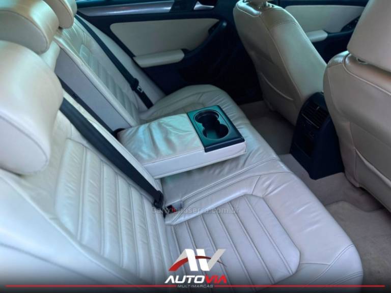 VOLKSWAGEN - JETTA - 2013/2014 - Branca - R$ 74.900,00