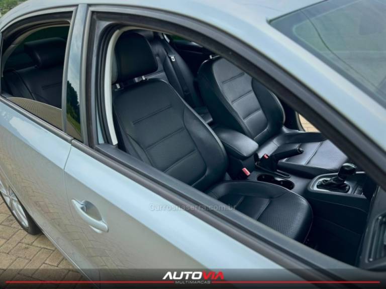 VOLKSWAGEN - JETTA - 2014/2014 - Prata - R$ 67.900,00