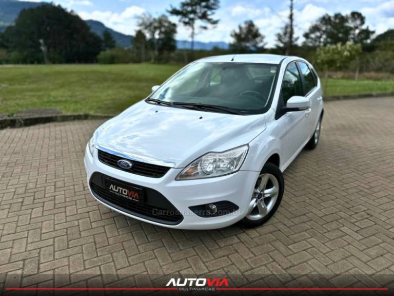 FORD - FOCUS - 2011/2012 - Branca - R$ 45.900,00