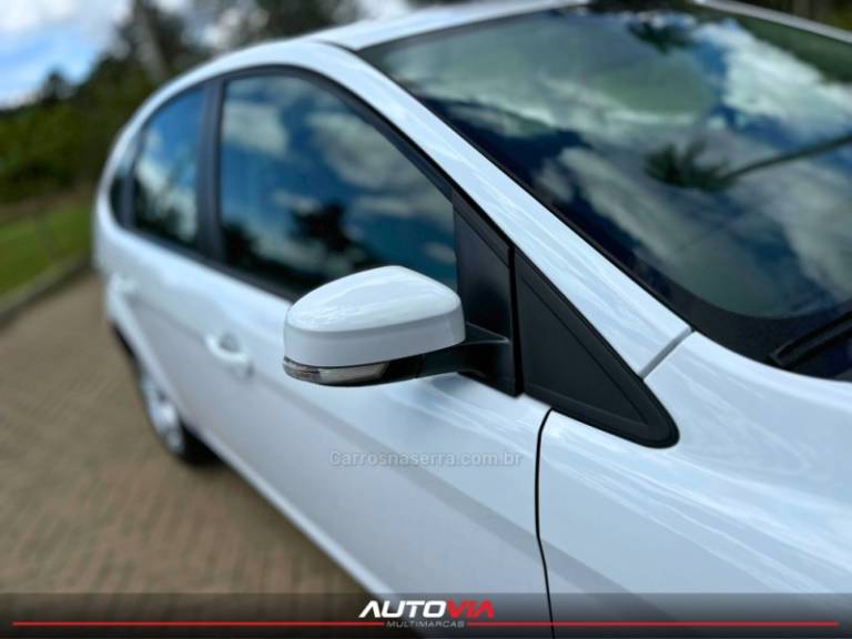 FORD - FOCUS - 2011/2012 - Branca - R$ 45.900,00