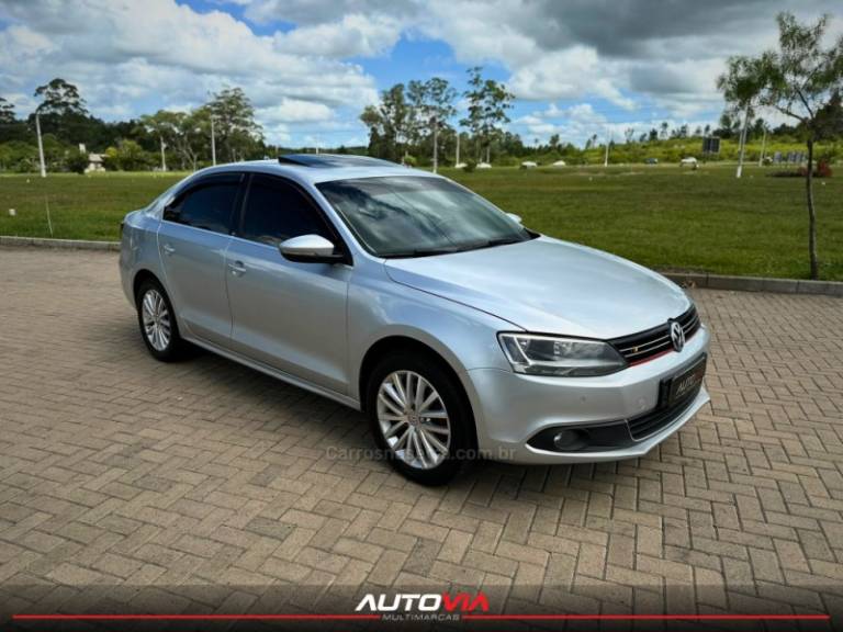 VOLKSWAGEN - JETTA - 2010/2011 - Prata - R$ 59.900,00