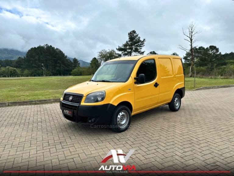 FIAT - DOBLÓ - 2015/2016 - Amarela - R$ 57.900,00