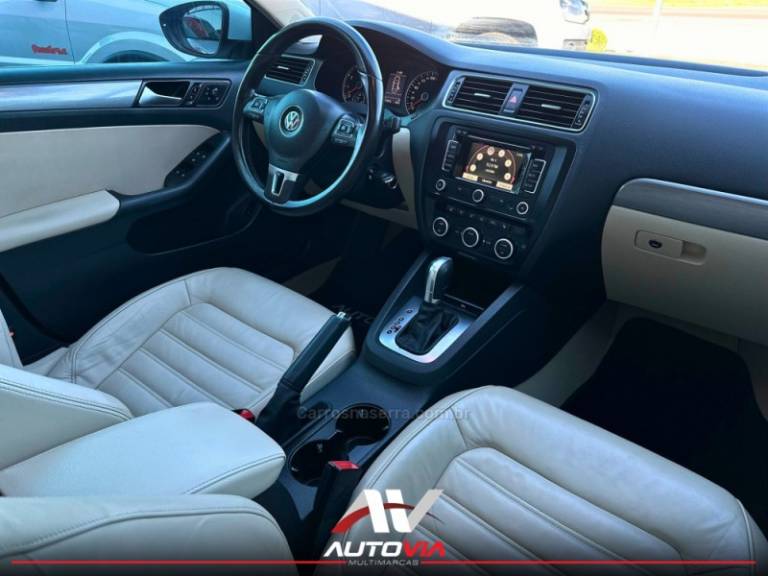 VOLKSWAGEN - JETTA - 2013/2014 - Branca - R$ 74.900,00